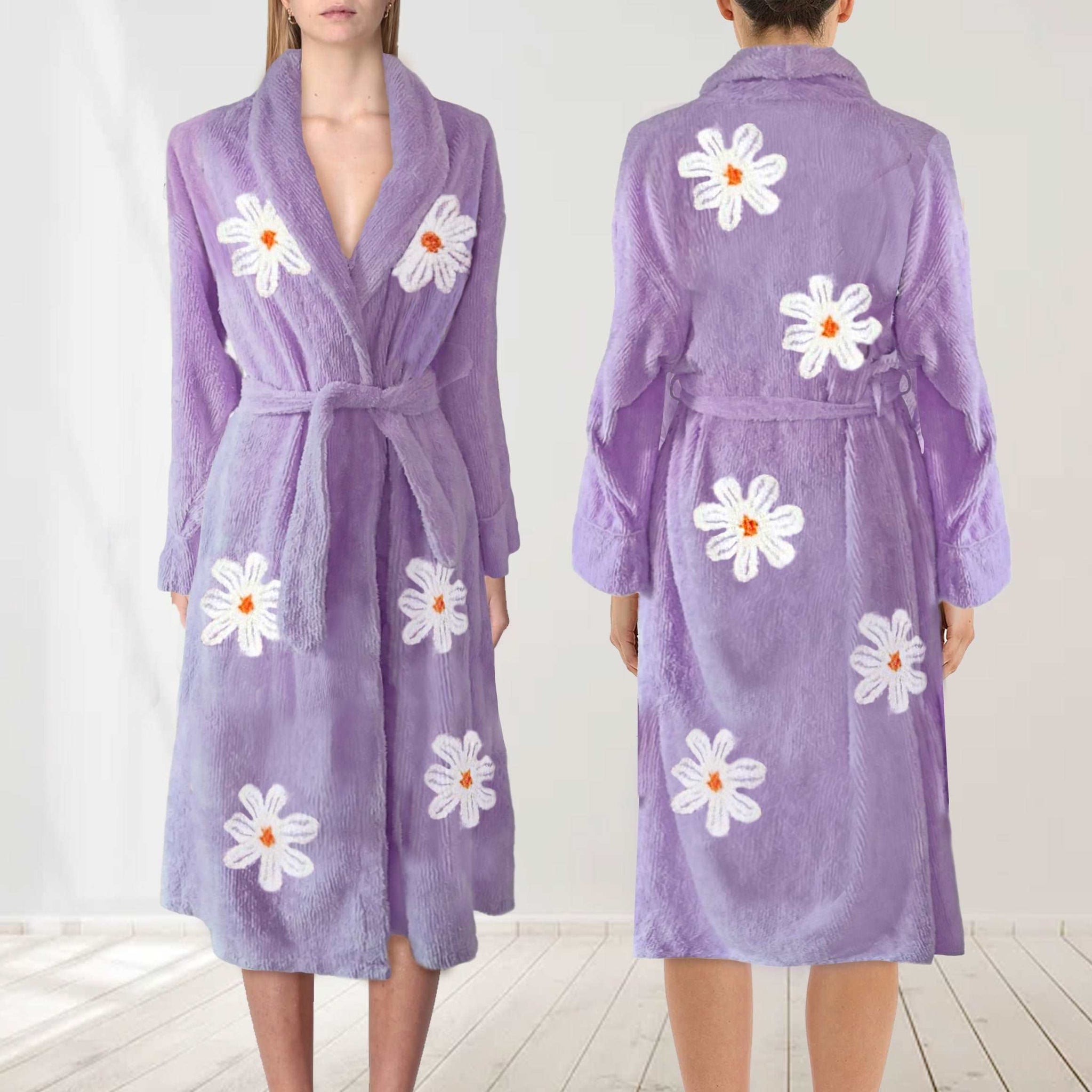 Falling Daisies Chenille Robe in Lilac